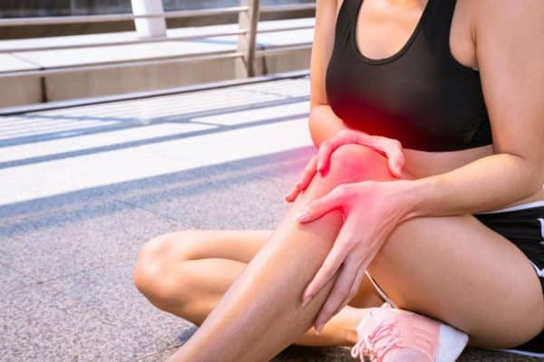 young-sport-woman-suffered-from-knee-pain-injury-while-running-city